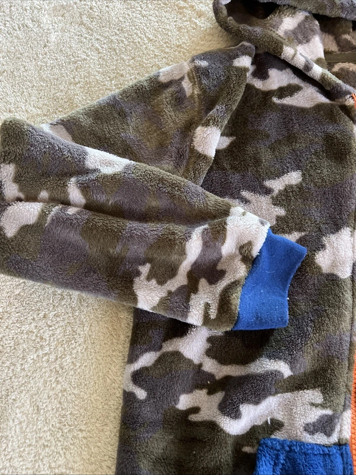 Pijama Tucker Tate Boys verde camuflaje polar con capucha manga larga 10-12 Foto 3 de 4