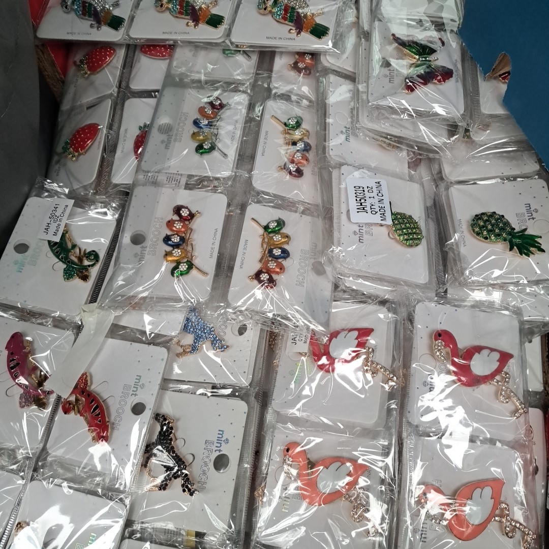 Bulk Wholesale 100  pcs Brooches Mixed Styles Metal-Free Shipping.