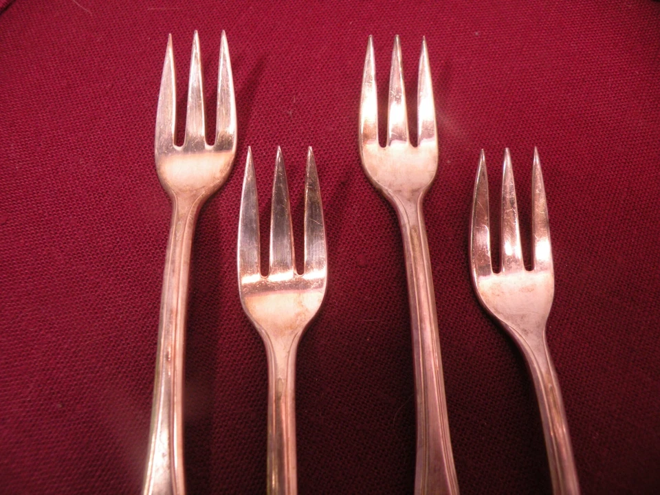 4 tenedores internacionales de mariscos de cóctel Rogers Bros Centennial 1847 5 1/2" A Foto 2 de 4