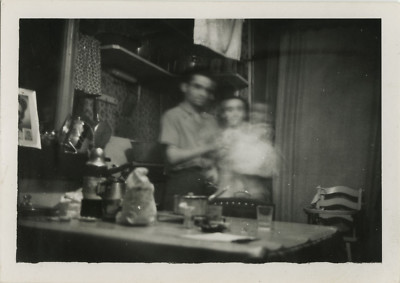 OLD PHOTO - VINTAGE SNAPSHOT - FAILED PHOTO BLURRED ERROR MOVED LONG POSE