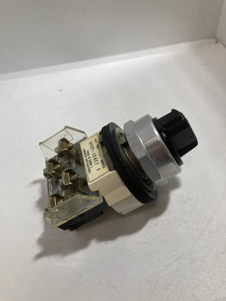 ALLEN BRADLEY 800T-J5KE7A SELECTOR SWITCH 3 POS 1NO/1NC SP RET FROM LEFT SER F - Image 4 of 4