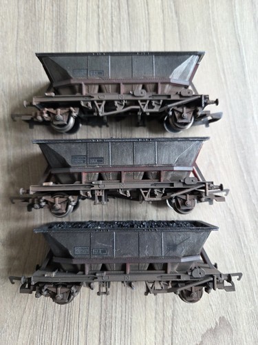 2 x Hornby verwitterte Schüttgutwagen HAA 352556 Spur Oo mit Ladung