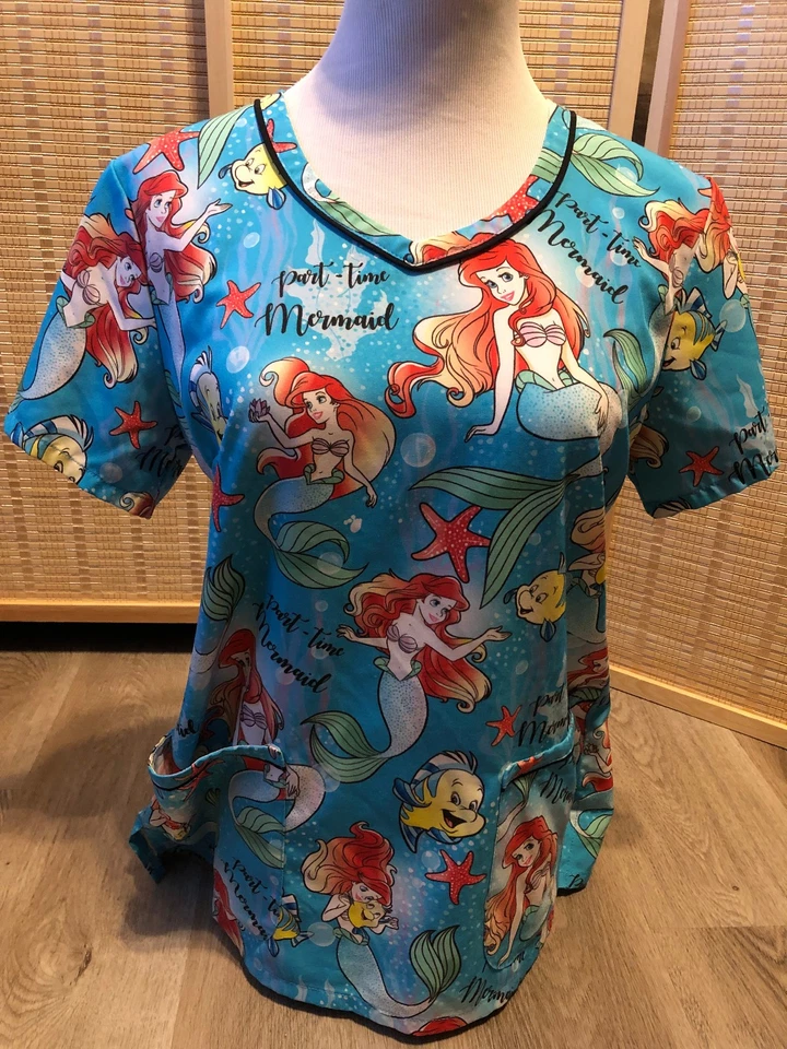 Scrubs Scrub Top Dibujos animados La Sirenita Ariel Sirena a tiempo parcial Sea Talla pequeña S Foto 2 de 4