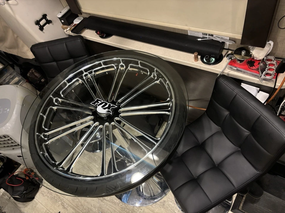 Mesa de cristal con rueda Harley Davidson. Hecho a mano por mí Foto 2 de 3