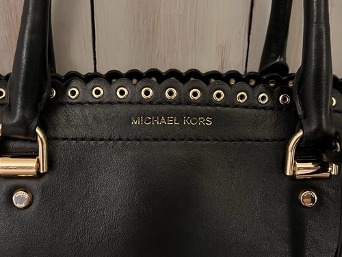 Cartera grande de cuero festoneado Michael Kors Benning negra - Imagen 16 de 18