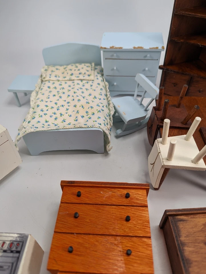 Vintage Doll House Halls Lifetime Toys Brown Wood Dresser Chest Bed Stove Fridge - Photo 4/4