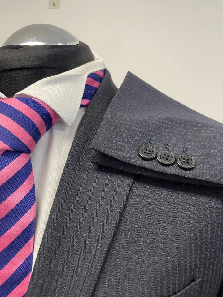 VERSACE 2PC SUIT WOOL BLEND W. STRETCH IN NAVY STRIPE 40R TRS W36 L38 BNWT (0027 - Image 4 of 4