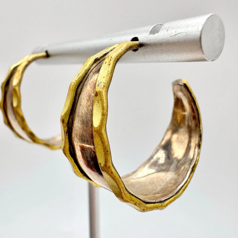 Pendientes de aro anchos martillados de plata de ley 925 y latón bohemios de dos tonos  Foto 4 de 4