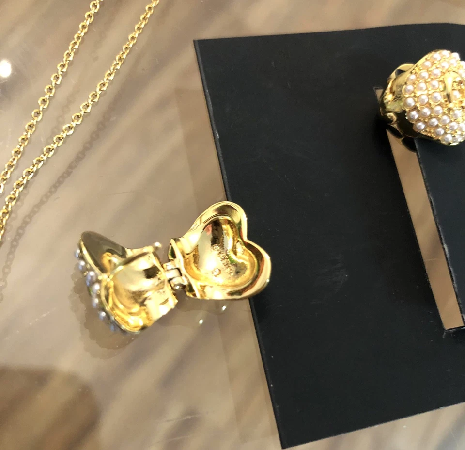 Conjunto de brincos/colar medalhão coração pérola logotipo Coach - Imagem 3 de 4