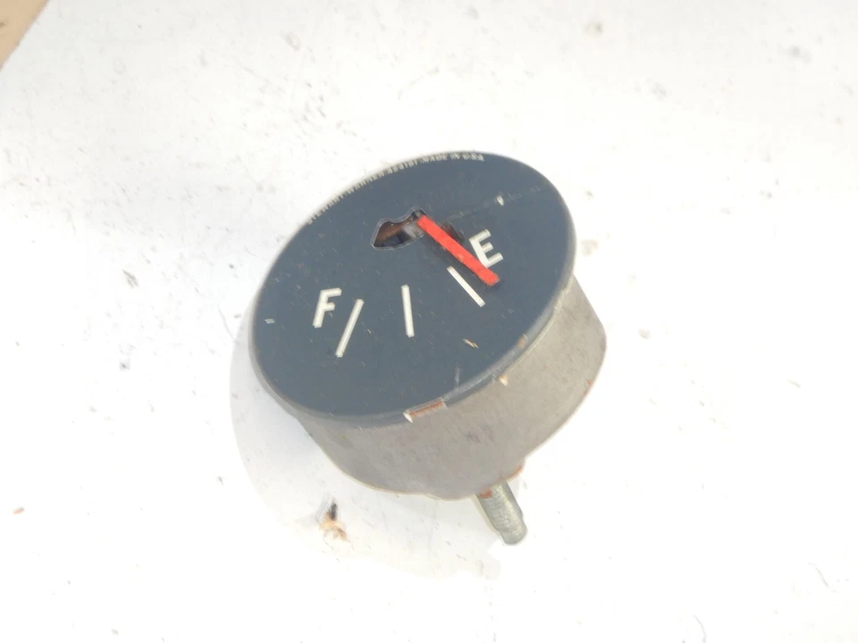 Jeep Willys CJ5 55-71 OEM NOS Medidor de combustible de fábrica Stewart Warner 6 voltios 913375 Foto 2 de 4