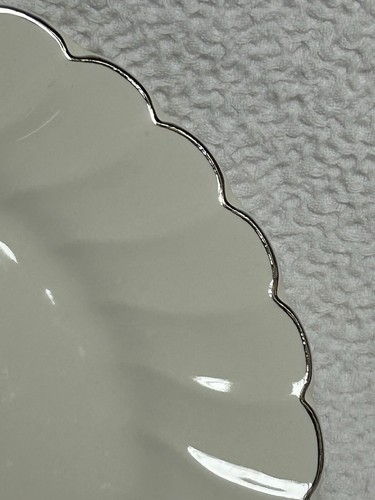 Salem Swirl Three 7 1/4” Dessert Salad Plates And Two 6 3/4” Salad Bowls Vintage - Picture 3 of 9