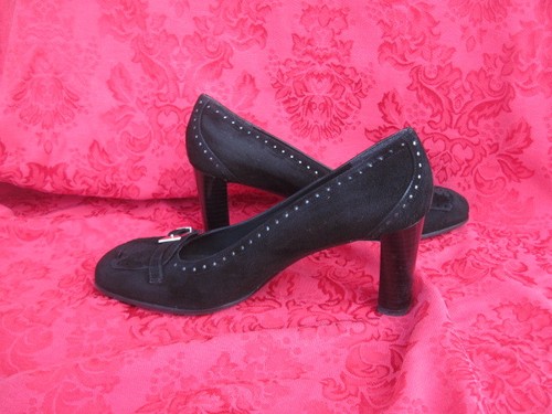 Stuart Weitzman Classic Black Suede Pumps Silver Buckle Kiltie 8N - Picture 2 of 9