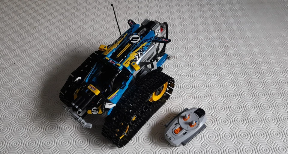 LEGO Technic 42095 Remote-Controlled Stunt Racer, photo 1 sur 3