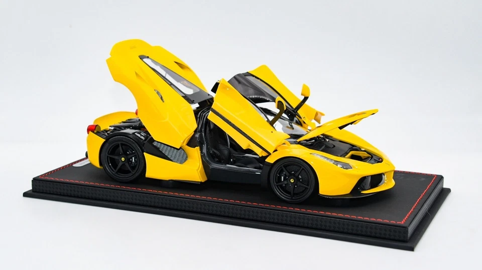 BBR-182200DIE Ferrari LaFerrari in Yellow Modena With Matt Black Wheels Foto 2 de 4