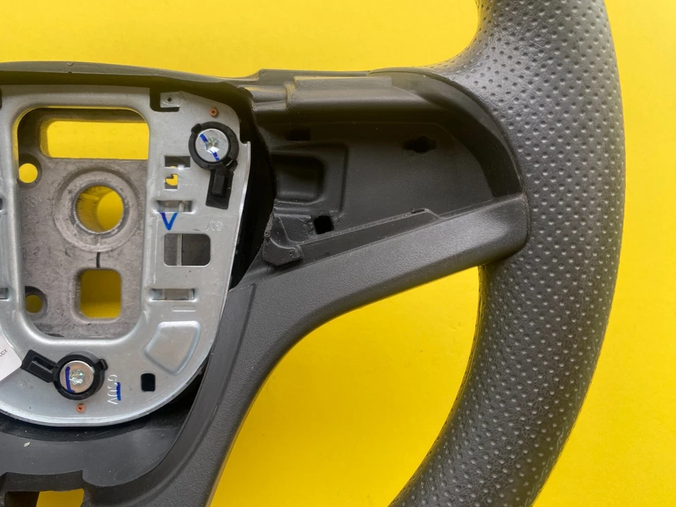 Volante conductor Chevrolet Trax 2017-2022 envuelto en negro OEM 42769627 Foto 3 de 4