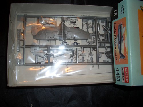 ACADEMY MINICRAFT REPUBLIC P-47D THUNDERBOLT MODEL KIT 1/144 SCALE (* MINT*) - Bild 2 von 2