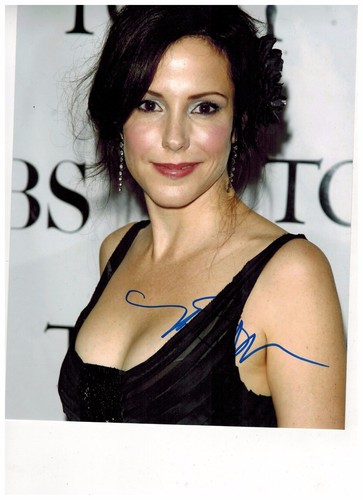 MARY LOUISE PARKER--ACTRESS BROADWAY-TV SHOW WEEDS Signed Photo 8x10- PROOF
