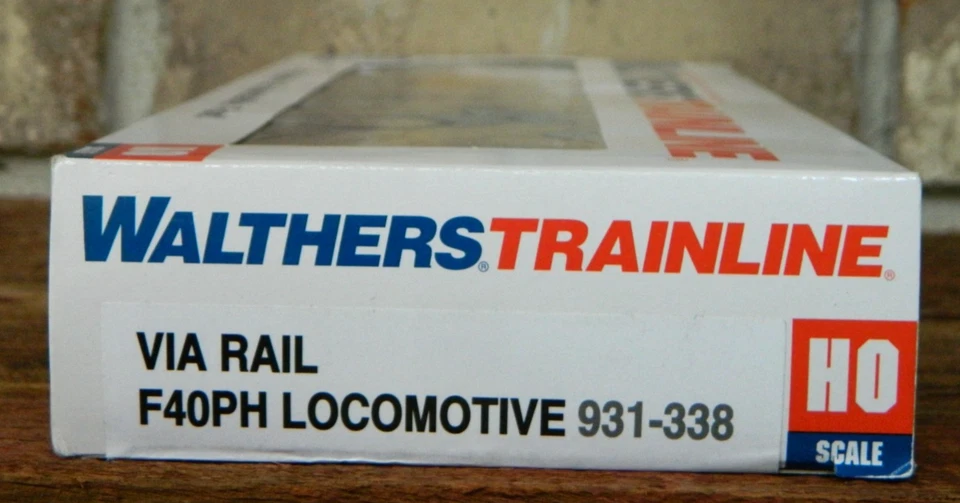 Walthers Trainline HO Scale VIA Rail Canada F40PH Locomotive #931-338 - Image 4 of 4