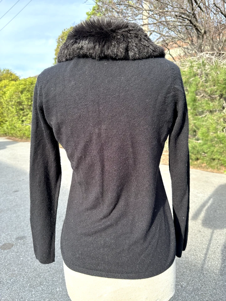 Suéter Style Co Pequeño Negro Cárdigan Cuello de Piel Abotonado Adulto Mujer  Foto 2 de 4