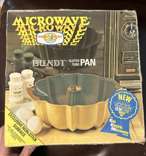 Nordic Ware Bundt Pan Microwave & Conventional Oven Fluted Tube in Original Box