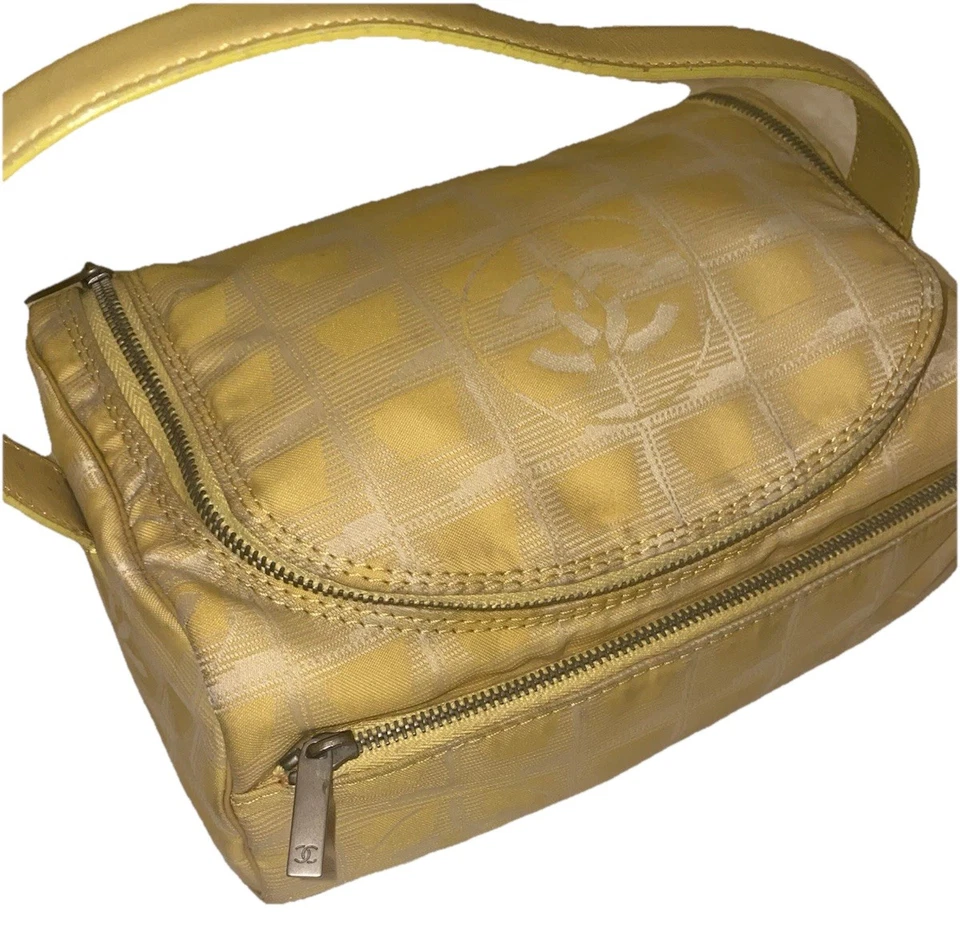 BOLSO DE TOCADOR COSMÉTICO DEPORTIVO LÍNEA DE VIAJE AMARILLO MANTEQUILLA CHANEL VINTAGE Foto 2 de 4