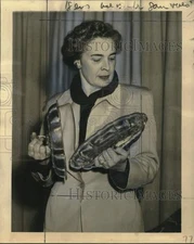 1946 Press Photo Mrs. E. A. Stephens with Silver Platter from London, England