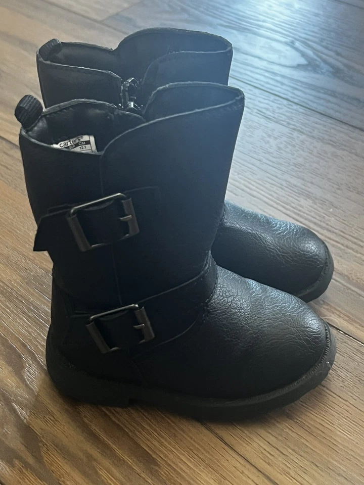 Botas altas con hebilla negra Carters con cremallera lateral 5 niños pequeños Foto 2 de 4