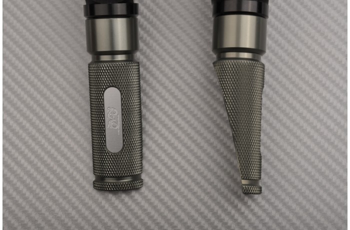 Repose-pieds 77mm anti-glisse en titane-alu pour sécuriser le pilotage sur Ducati 1100