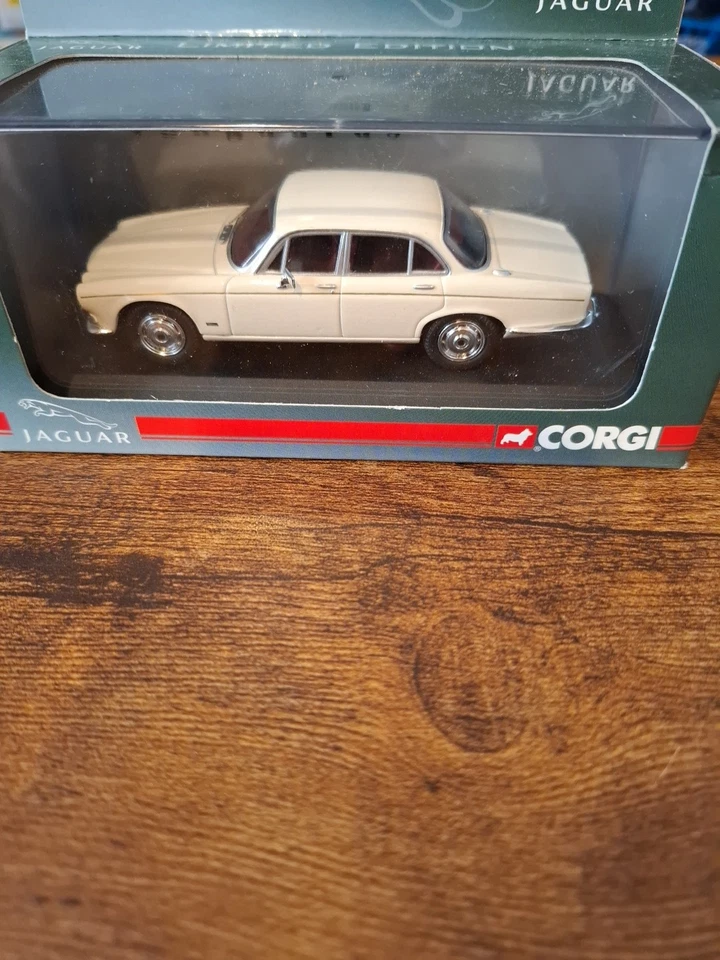 Corgi Vanguards VA08610 Jaguar XJ6 Series Old English White - Image 2 of 4