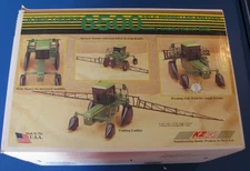 RARO PULVERIZADOR AUTOPROPULSADO JOHN DEERE 6500 CON EXTREMO FRONTAL ANCHO KZCO 1/16 EN CAJA