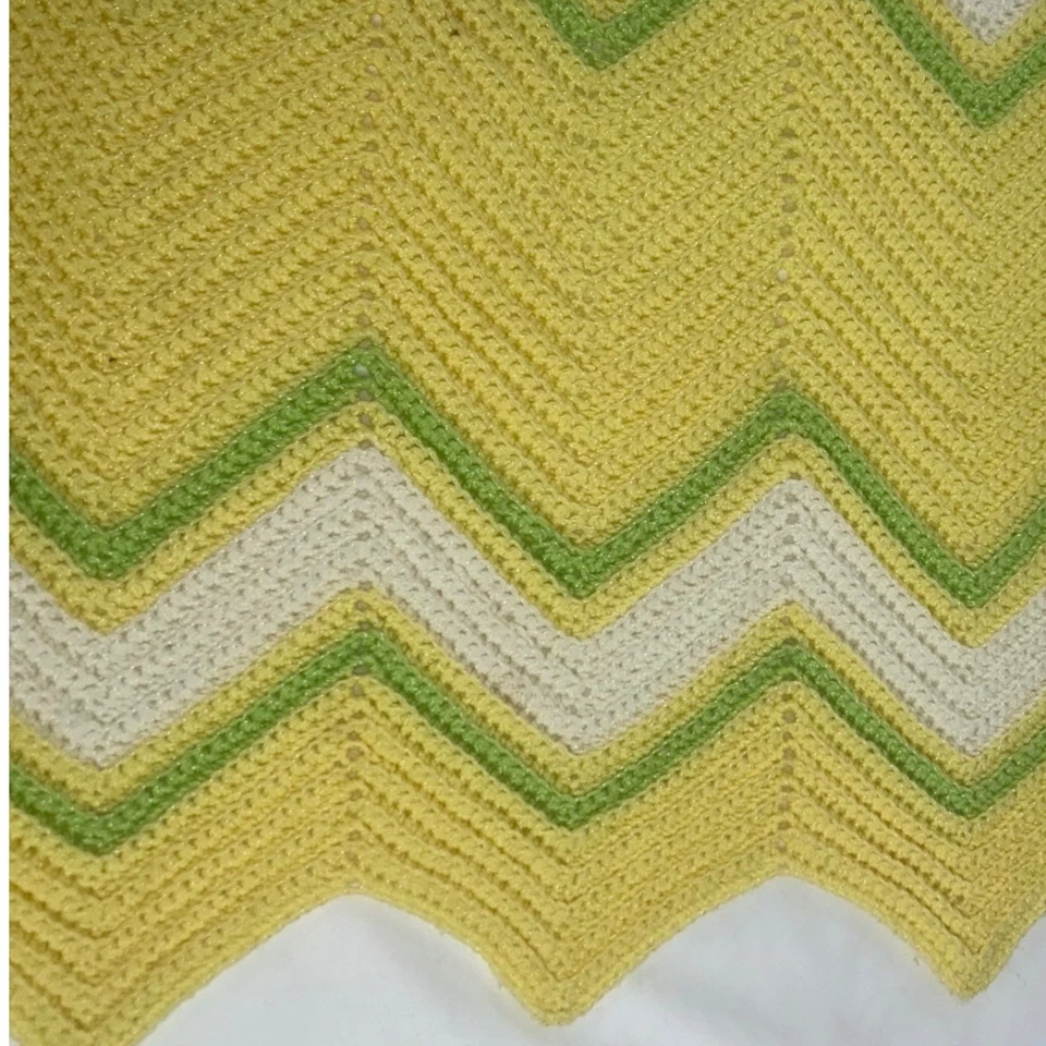 Manta de ganchillo hecha a mano amarilla verde blanca Chevron Zig Zag tejido 52 x 74 Foto 2 de 4