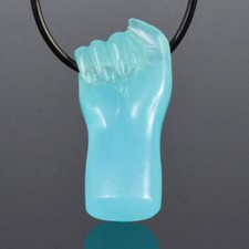 Poing Levé Main Geste Sculpté En Calcédoine Turquoise Pour Amulette Charme 2,76g