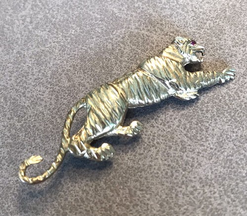 9ct GOLD PANTHER BROOCH 375 LION PANTHER TIGER LEOPARD RUBY EYES EXCELLENT - Picture 2 of 7