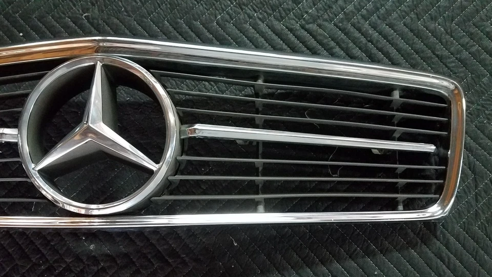 1972-89 R107 380SL 500SL 560SL 380SLC 450 SLC Original Grille Foto 3 de 4