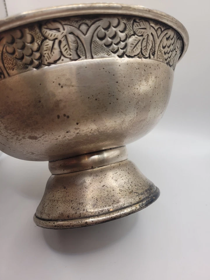 Cuenco pedestal envejecido Pottery Barn motivo de uva y hojas acabado similar a peltre Foto 2 de 4