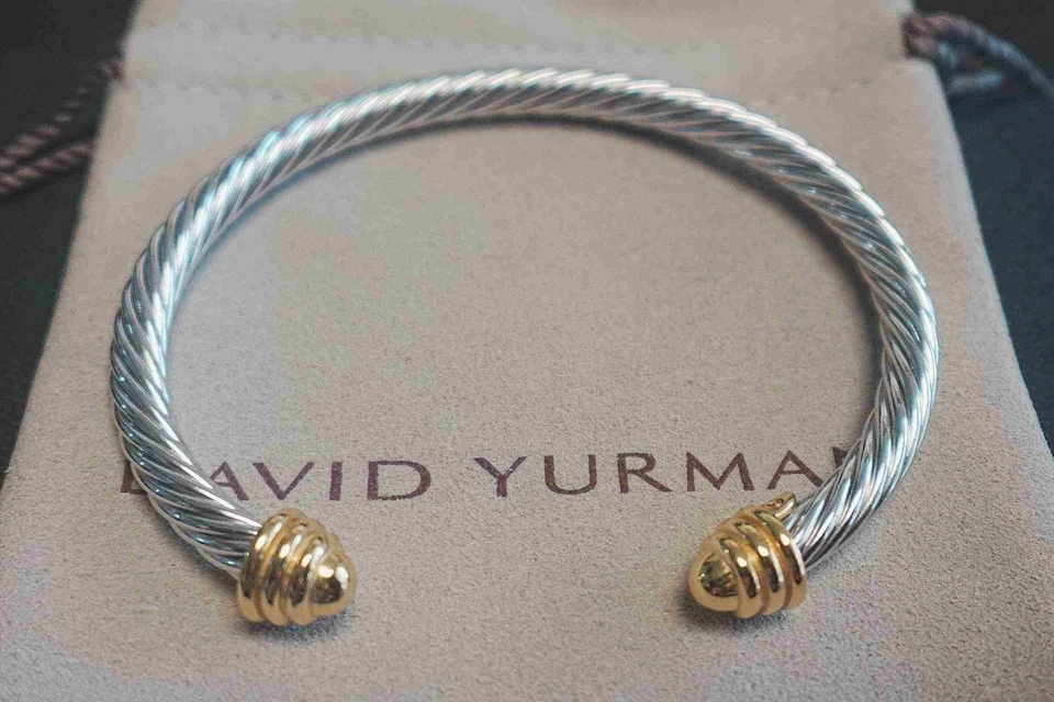 Brazalete David Yurman de 4 mm clásico con cable de plata de ley y brazalete con cúpula de oro de 18 quilates Foto 2 de 4