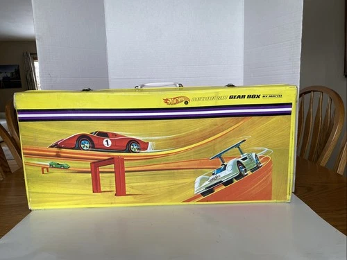 Vintage Hot Wheels Action Set Gear Box Vinyl Case Vintage 1960 RARE 4952 W/ Cars