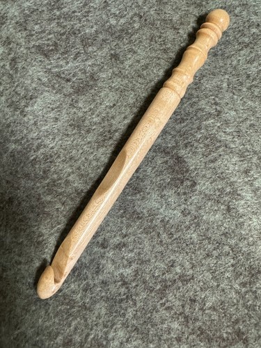Hand carved Birdseye Maple WOOD YARN CROCHET HOOK size M - Picture 4 of 4