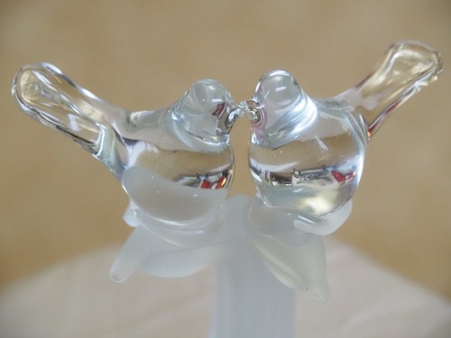 Vintage Frosted Glass Love Birds Figurine / Art Glass Statue with birds. - Picture 8 of 17
