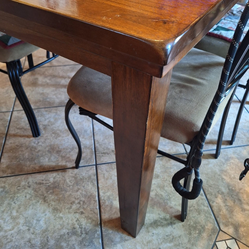 Mesa de comedor de roble Ralene con hoja de mariposa Foto 2 de 2