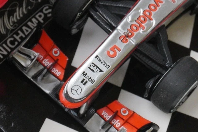 1:43 MINICHAMPS 530134305 Vodafone McLaren Mercedes MP4-28 2013 #5 model car - Image 4 of 4