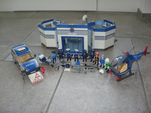 Playmobil Polizeistation mit Helikopter, Polizeiauto und Motorrad