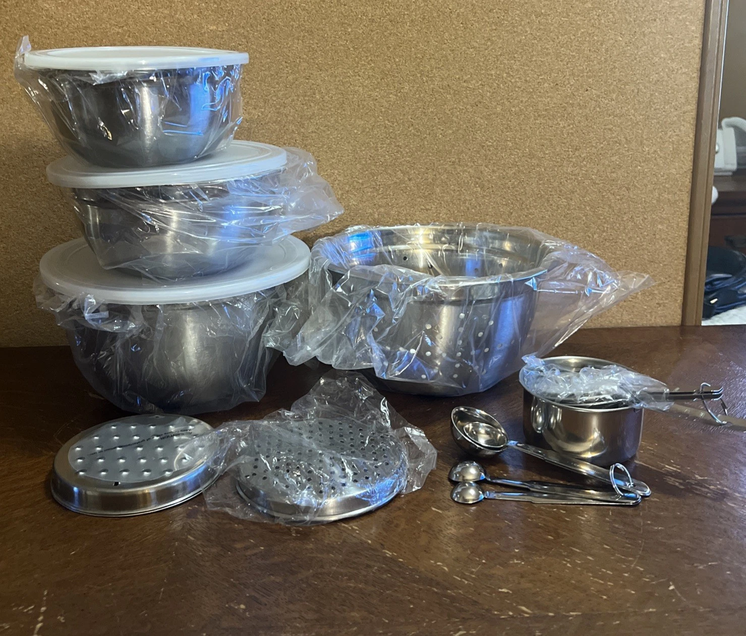 12 Piece Mixing Bowl Set w/ Strainer, Measuring Spoons & Cups NWB!