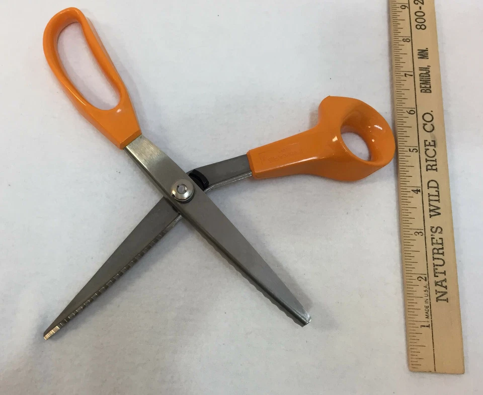 Fiskars Pinking Shears Scissors Zig Zag Stainless Steel Orange Plastic Handle - Image 4 of 4