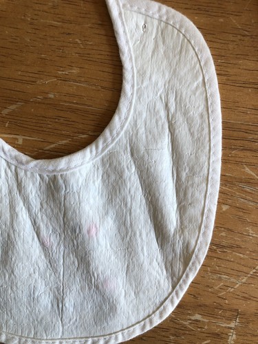 Babero babero vintage de algodón con espalda de plástico blanco bebé en pañal con biberón - Imagen 4 de 10