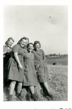 Photo, Female WHEEL 1940: Pausing Working Maids During Harvest (MB)21381