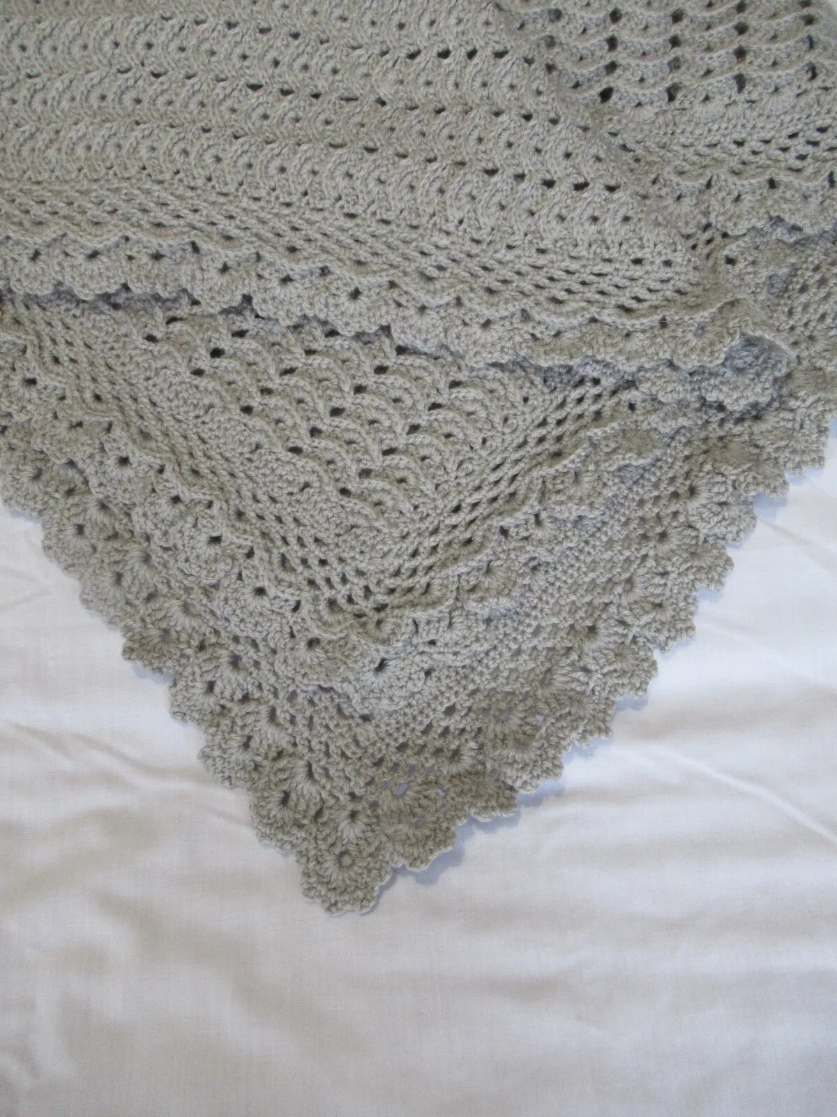 Bellissima coperta lettino neonato fatta a mano uncinetto grigio onde testurizzate 36 x 35 pollici foto 6