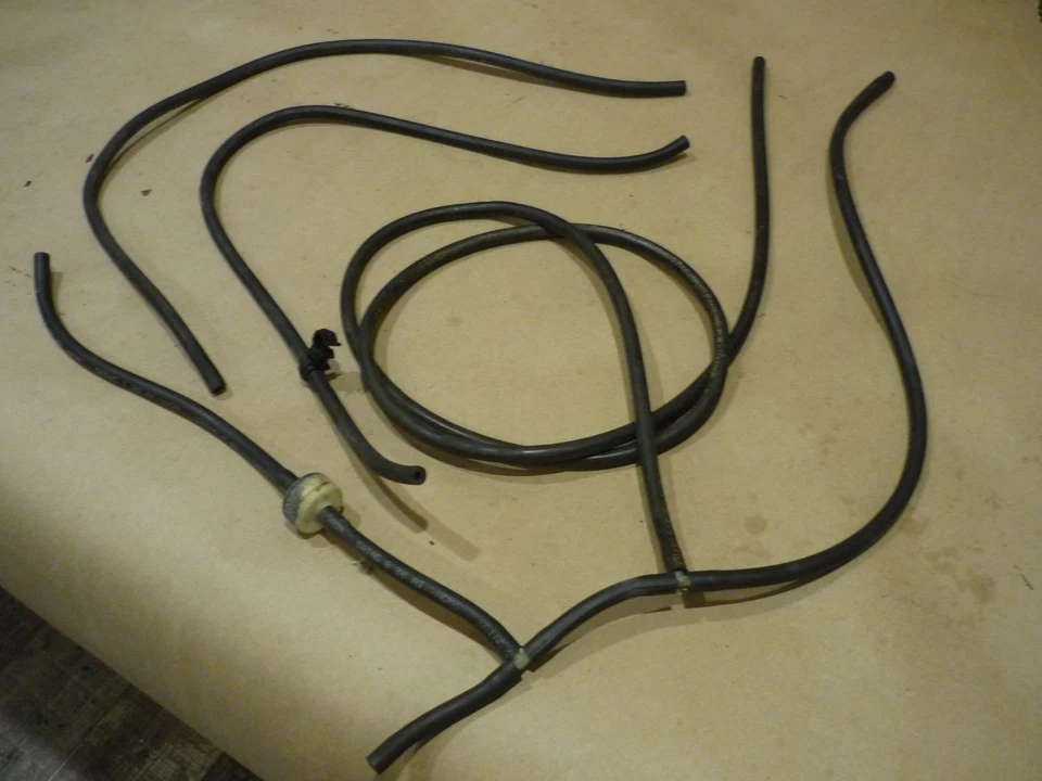 Ferrari 512 M-TR - All Hoses From Vacuum Control Valve - Image 2 of 2