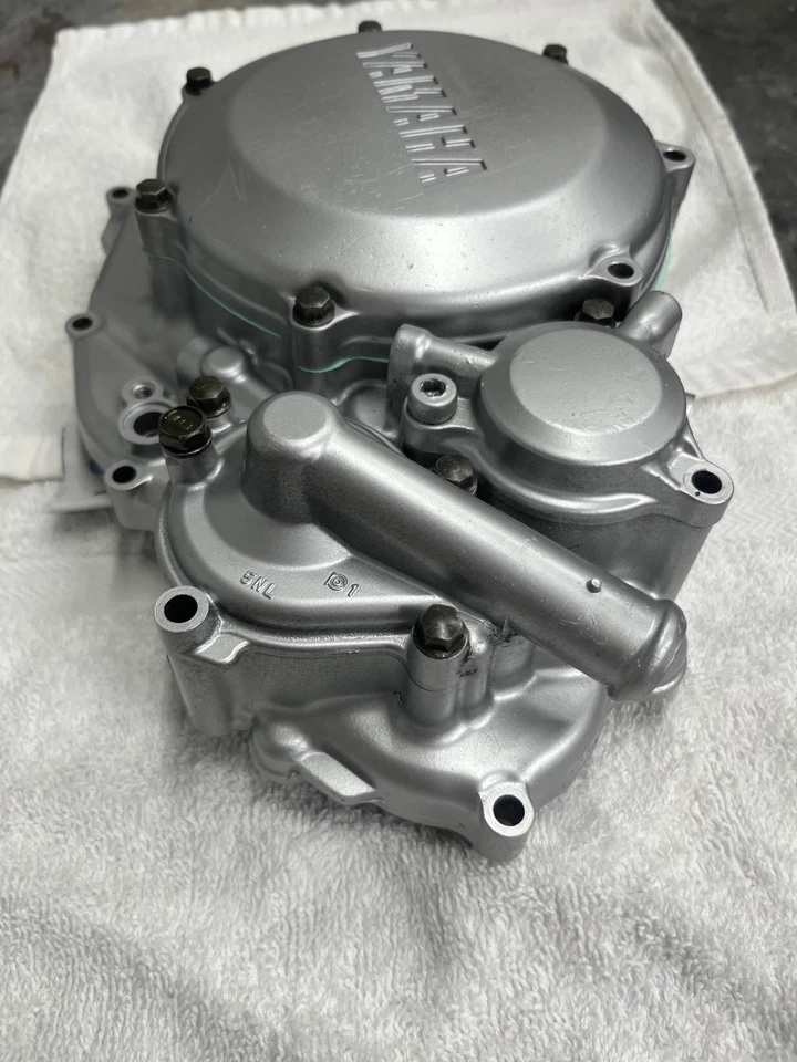 2002 年 YAMAHA YZ250F 发动机内夹盖带外罩和水泵 — 第 3/4 张图片