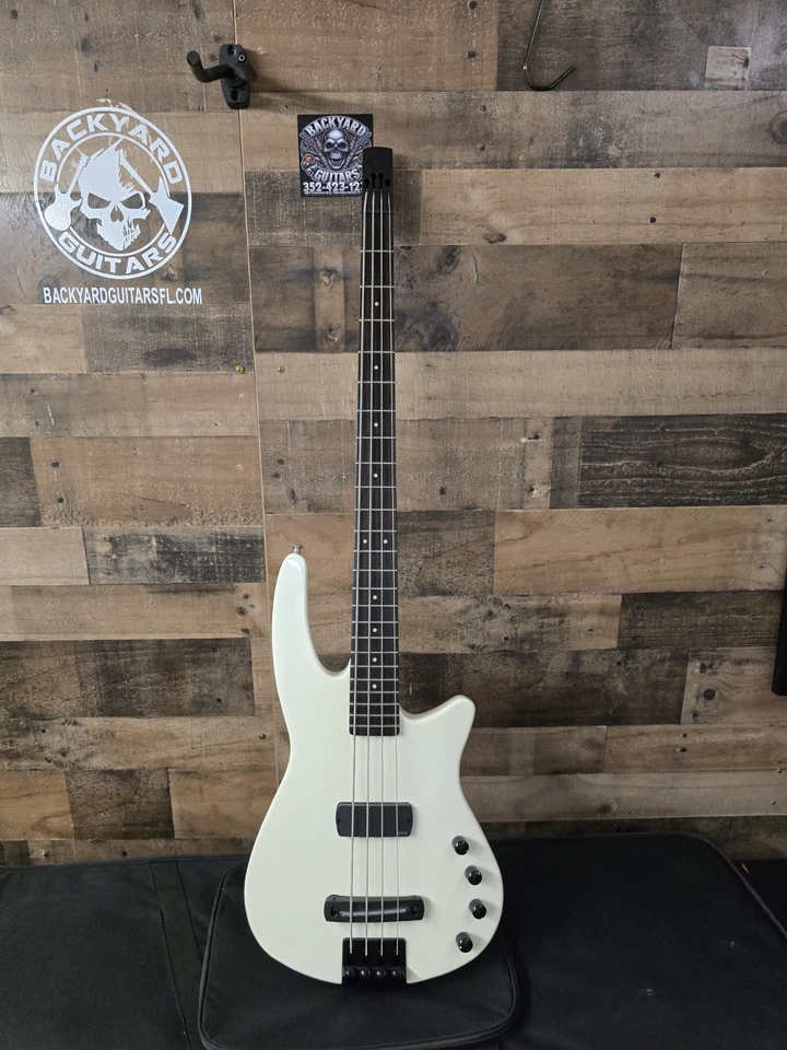 NS Design WAV4 Radius Bass Guitar White with Case - Image 2 of 4